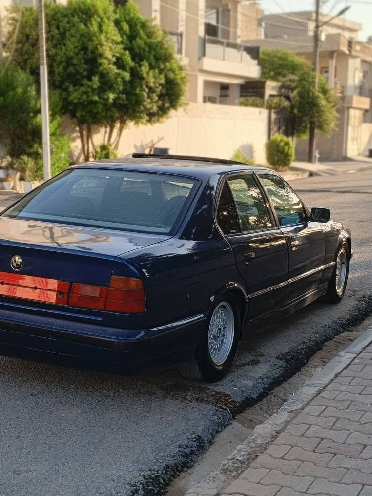 بیئێم مۆدیل 1995 فول مواسەفات 
بیلاد تۆماتیک 525 ئاڕم پلاستیک ئەوەلیات بەشەرت شاشە ئایپاد ناو فۆڕمیکا و سڵاید و ئێڕباگ و کوشین هیتەر و لایت ئەڵقەیە گێڕو مەکینەو کارەبایی بەشەرت موس و بڕاوە بەشەرت...
***********
*********** كويسينجاك, أربيل
