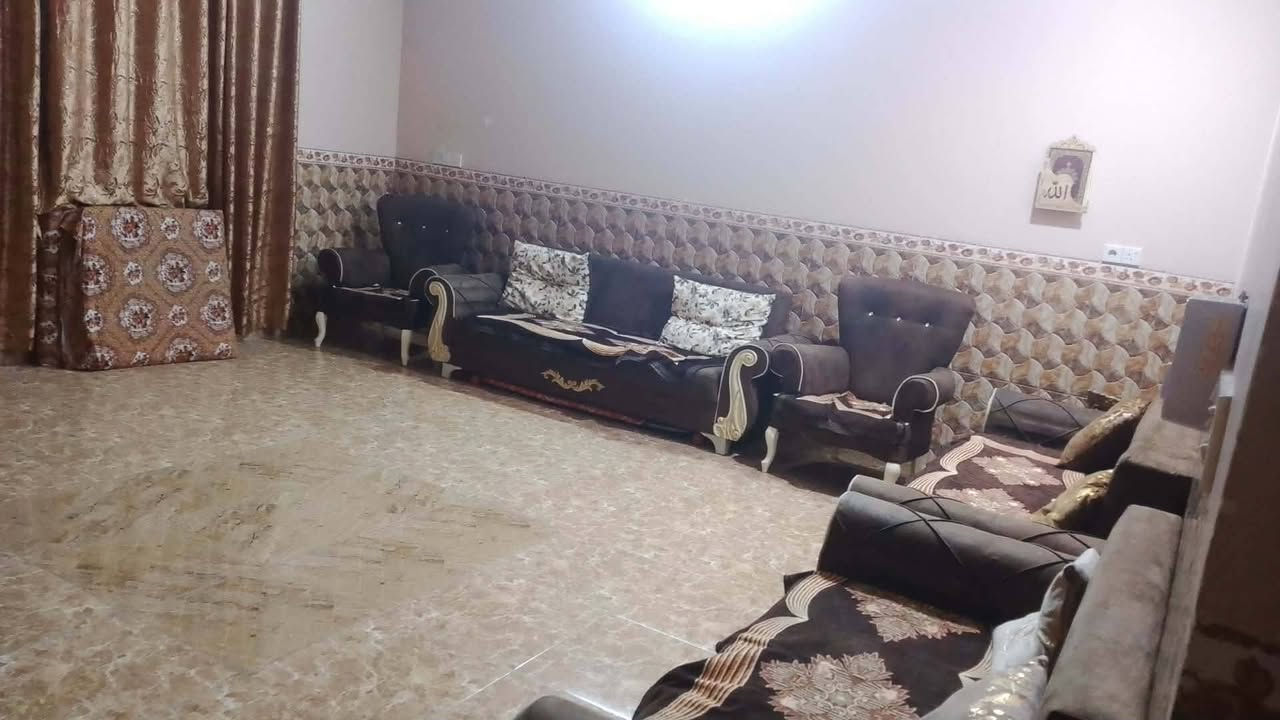 بيت للبيع في حي الانتصار شارع60 فرع اسواق الطائي 
المساحة 231

غرفتين نوم وهول واستقبال وصحيات ومطبخ وبيتونة

بناء حديث تسليم فوري
خدمات كاملة 
سند طابو   
السعر 130  مليون بي مجال

للاستفسار اكثر الاتصال على  رقم  ‏‪***********
