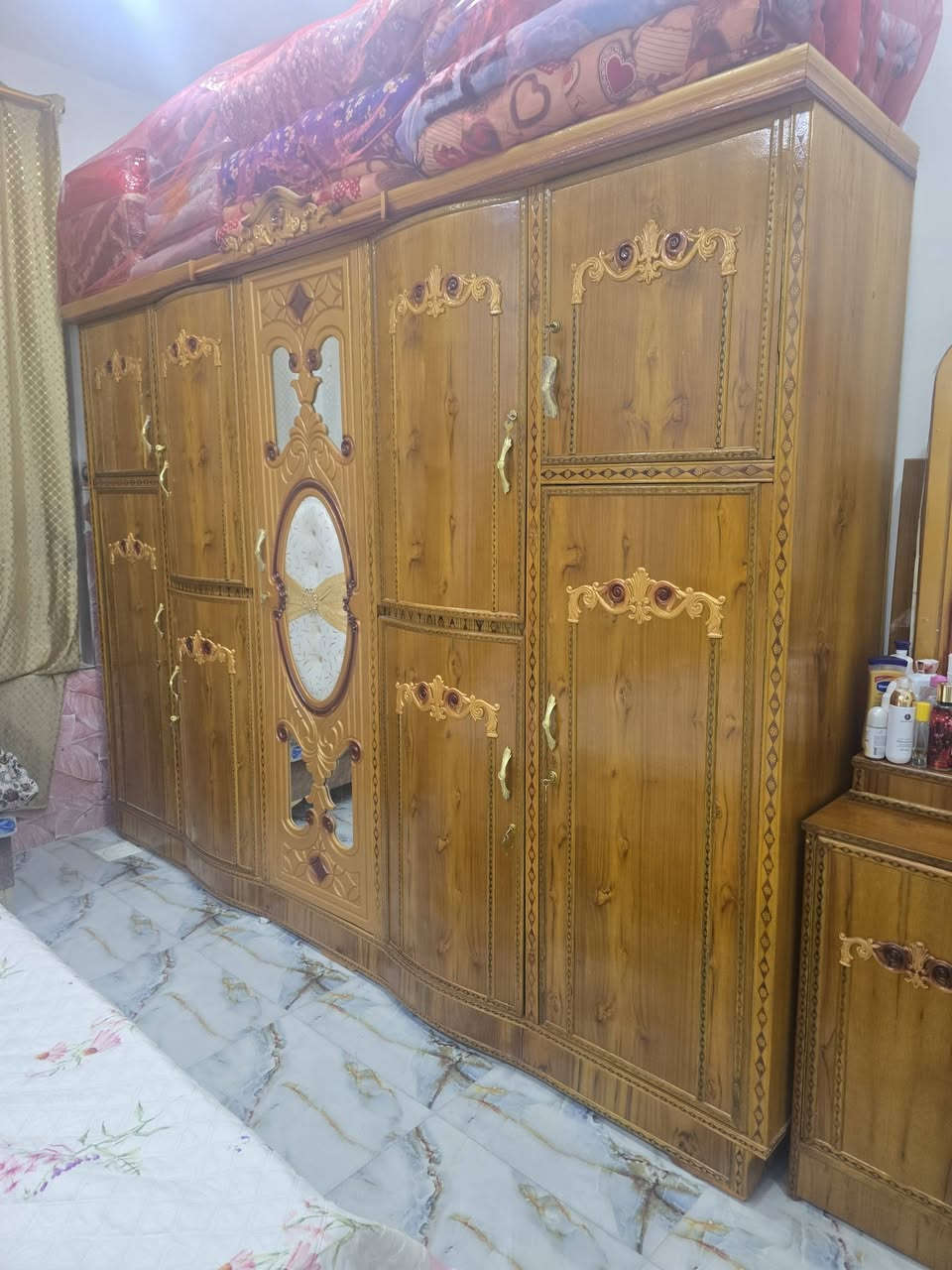 سلام عليكم غرفا اخشاب جديده ونضيفه ودوشك نضيف وجديد سعر850 
تصل ***********

