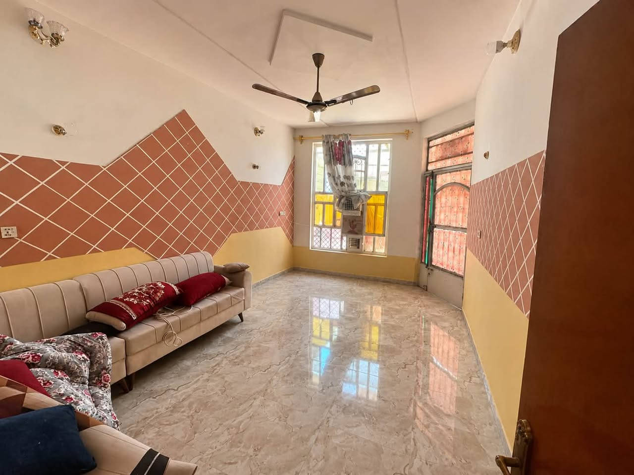 🏠 للبيع بيت طابقين سكني مميز – فرصة ممتازة للسكن والاستثمار
📍 الموقع: خلف مستشفى الإمام علي (ع) – خلف أسواق ماما اشتريلي.

🔹 البيت يتكون من طابقين

🔹 الطابق الأول: غرفة + صالة + مطبخ + حمام، مع أرضيات سيراميك.

🔹 الطابق الثاني: غرفة + صالة +،

🔹 البيت مرتب ومناسب للسكن العائلي.

🔹 موقع مميز وقريب من الخدمات والأسواق والمستشفى.

💰 السعر: يحدد عند التواصل والاستفسار.

📞 للاستفسار والتواصل:

***********

***********
