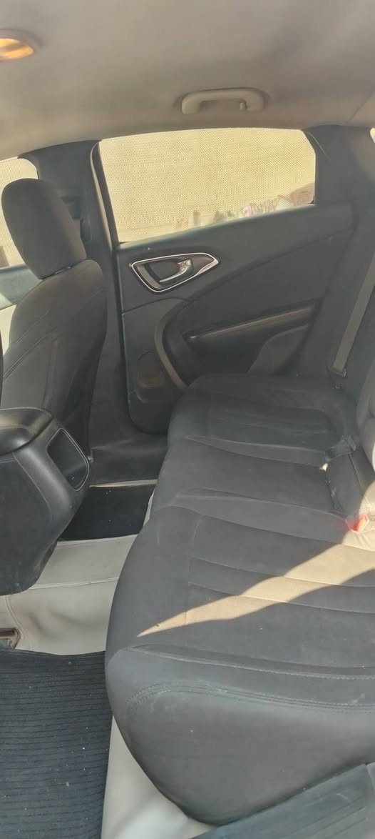 السلام عليكم c200 موديل ١٦ كير 9 نمر  محرك 2.400  تبريد كفالة ضربتها جانبية رقم انكليزي الهزة مامنتهية تحويل مباشر البجم بيه جراد عوزة رش وحدادية الأمامية تعبانة  السعر ٧٨ وبيها مجال
***********
