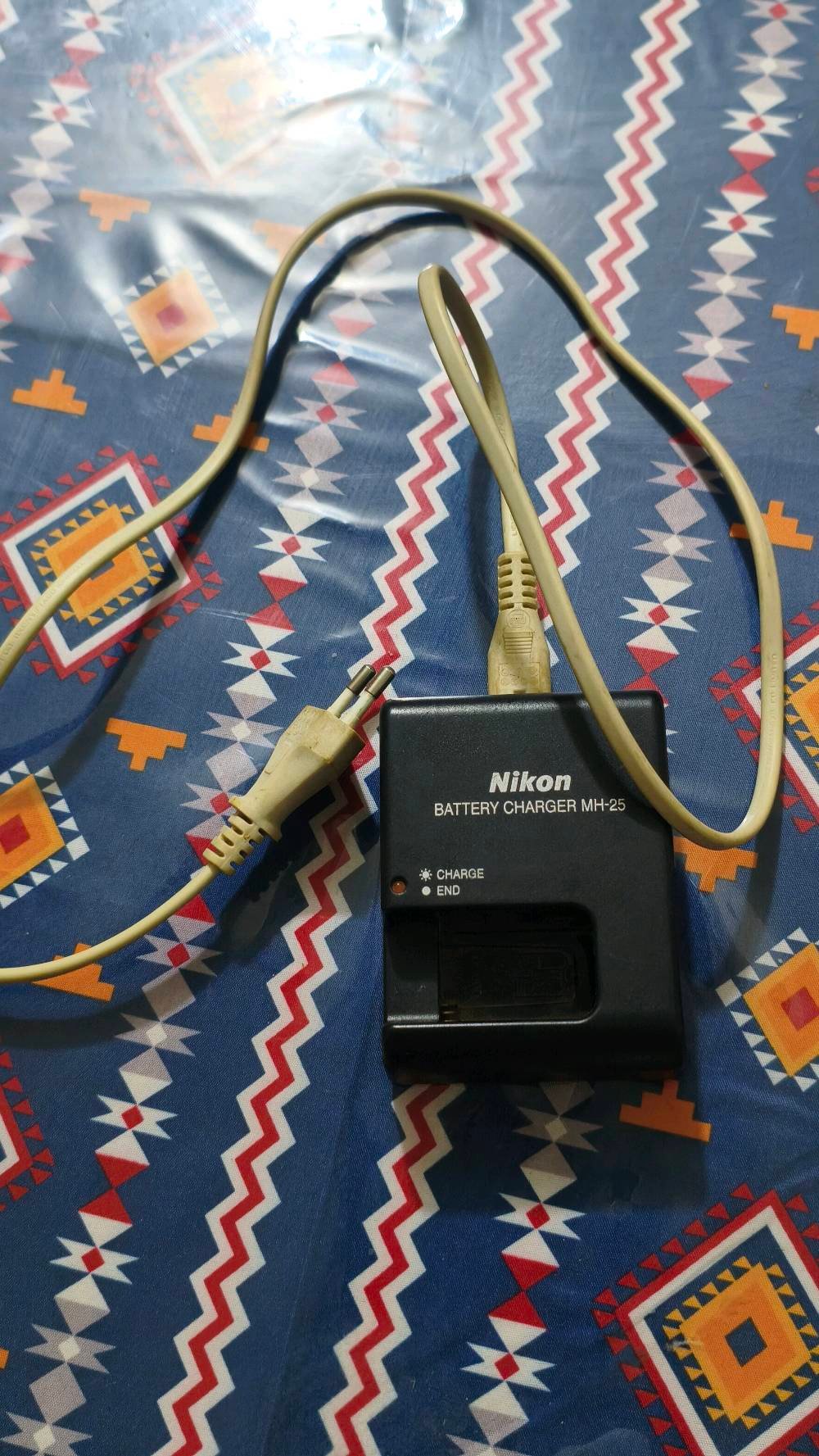 عدسة vr 18- 140 nikon 7100 مع كامل ملحقاتها  نظافتها 85٪
بطارية 2 اصليات 
شاحنة اصلية 
حزام 
ب 450