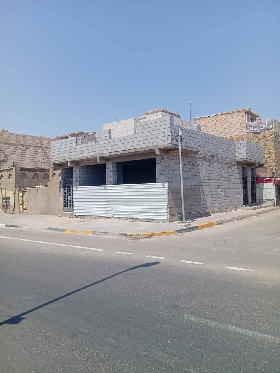 بنايه للبيع هيكل ركن المساحه 150 نضام شقق ومحلات طابو صرف بسمي الموقع حي الحسين شارع اول لاين شارع عام طابق ارضي كامل هيكل بناء درجه اولى للاستفسار ***********
