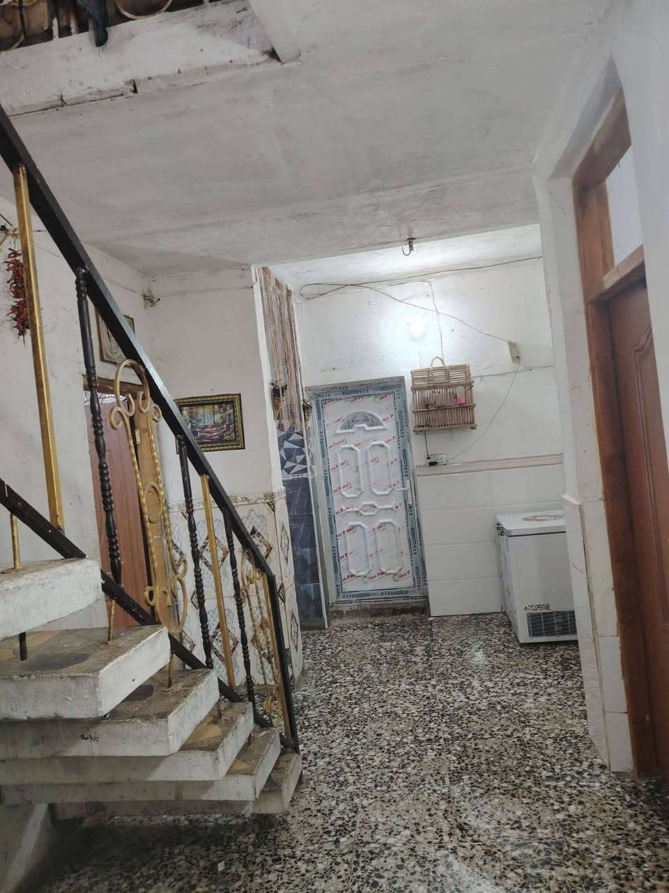 السلام عليكم بيت مساحة 200 متر قاطين اللبيع بل حسينية شارع الخدمات خلف جامع زينب الكبرى السعر 140 وهذا رقمي بي وتساب ***********@
