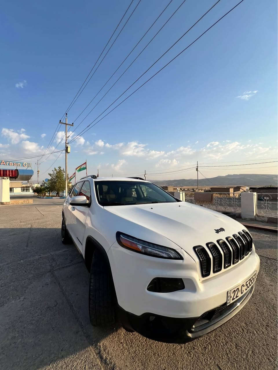 Jeep Cherokee 2018
 مۆدێل: 2018
 رۆیشتن : 80,000 مایل
 گێر و مەکینە بەشەرت
 سەیارەکە سبوخ 
سەیارەی بلند ژێر و بنی بە کامل چاککراوەتەوە، تەق و ڕەقەی بەشەرت
 بەناوی خۆمەوەیە، تحویل و غەرامە بەشەرت
 نرخ: 98 وەرەقە (کەمێک مەجالی تێدایە)
 ژمارەی پەیوەندی: *********** سوران, أربيل
