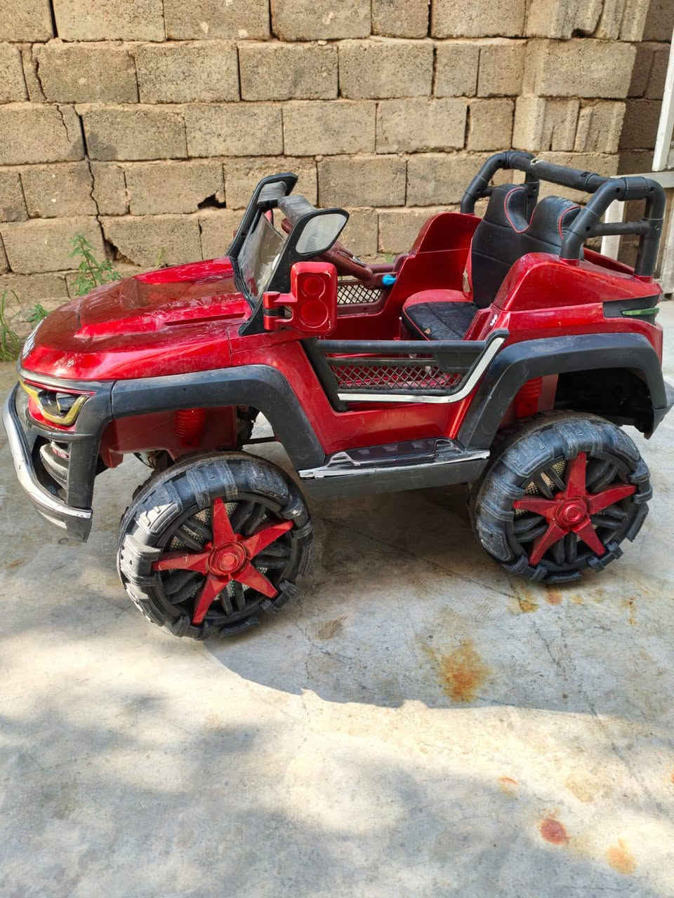 سيارة شحن كاملة مواصفات مبيها نقص فقط تحتاج الى بطاريات سعرها ب75 الف فقط  للستفسار اتصال ***********
