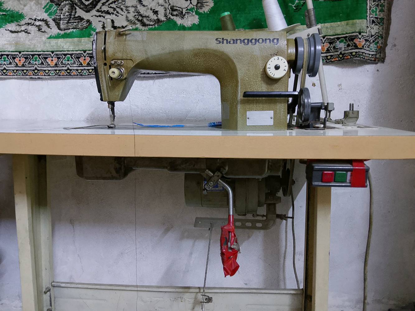 مكينة خياطه صناعيه يابانيه الموديل القديم السعر 160 ألف المكان بغداد الزعفرانيه للاستفسار الاتصال بالرقم ***********