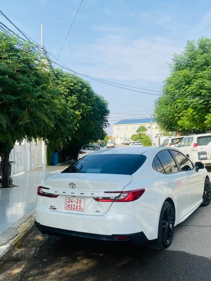كامري SE • ٢٠٢٥ • بدون صبغ