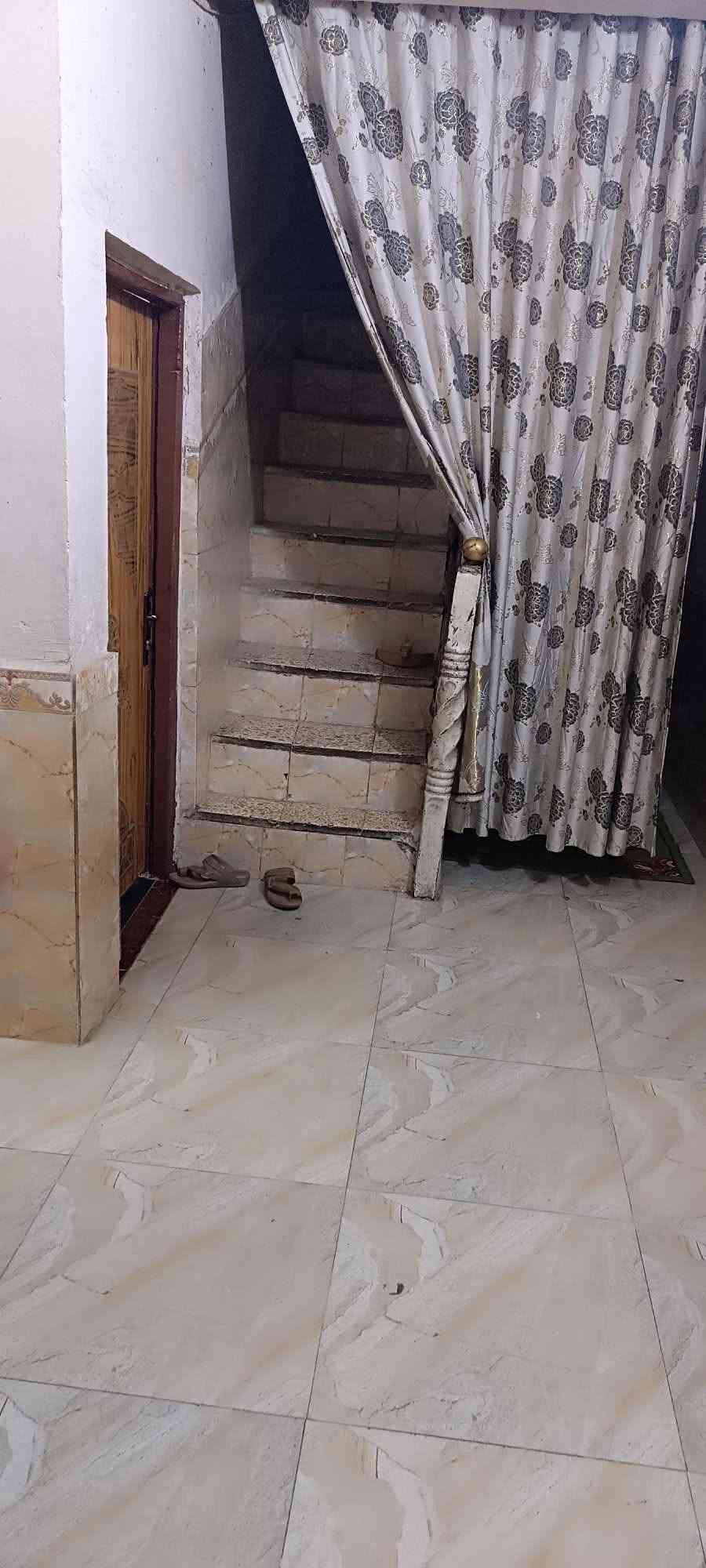السلام عليكم 
معروض للبيع دار سكن مساحه (٢٠٠) م طابقين 
 في منطقة حي الشهداء على ساحه قرب جامع المحسن 
بناء وسط كونكريت قديم طابوق.طابقين 
يحتوي على 
استقبال وصاله 
غرفه نوم عدد (٢)
مطبخ وصحيات داخلية وخارجية 
الطابق الثاني 
غرفه نوم عدد (٣) 
صاله وصحيات 
السعر (١٧٠) مليون قابل للتفاوض 
للاستفسار الاتصال واتساب ***********
مكتب المدار الذهبي للعقار 
.... ........ ...... ......
نتشرف بزيارتكم الى مكتبنا 
حي الشهداء الشارع الرئيسي قرب جامعة العين مقابل مطعم بركه موسى الكاظم ع مكتب المدار الذهبي للعقار
