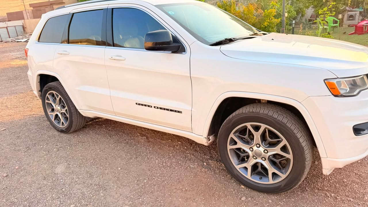 السلام عليكم ورحمة الله وبركاته
Jeep2020 لاريدو السياره جديده تخم تاير قبل اسبوع شديته صدر امامي وصدر خلفي نظافه ١٠٠٪؜ ادامته كانت قبل ايام منظومه زنون عليهه يعني السياره جاهزه على اخر شي ما ناقصهه كلشي وبلنسبه للمواصفات معروفة لاريدو نص فول وبلخير على الي ياخذهه السياره حلوة السعر ٢٢٩وبيهه مجال قليل موجوده بغداد السيديه رقم التلفون ***********
