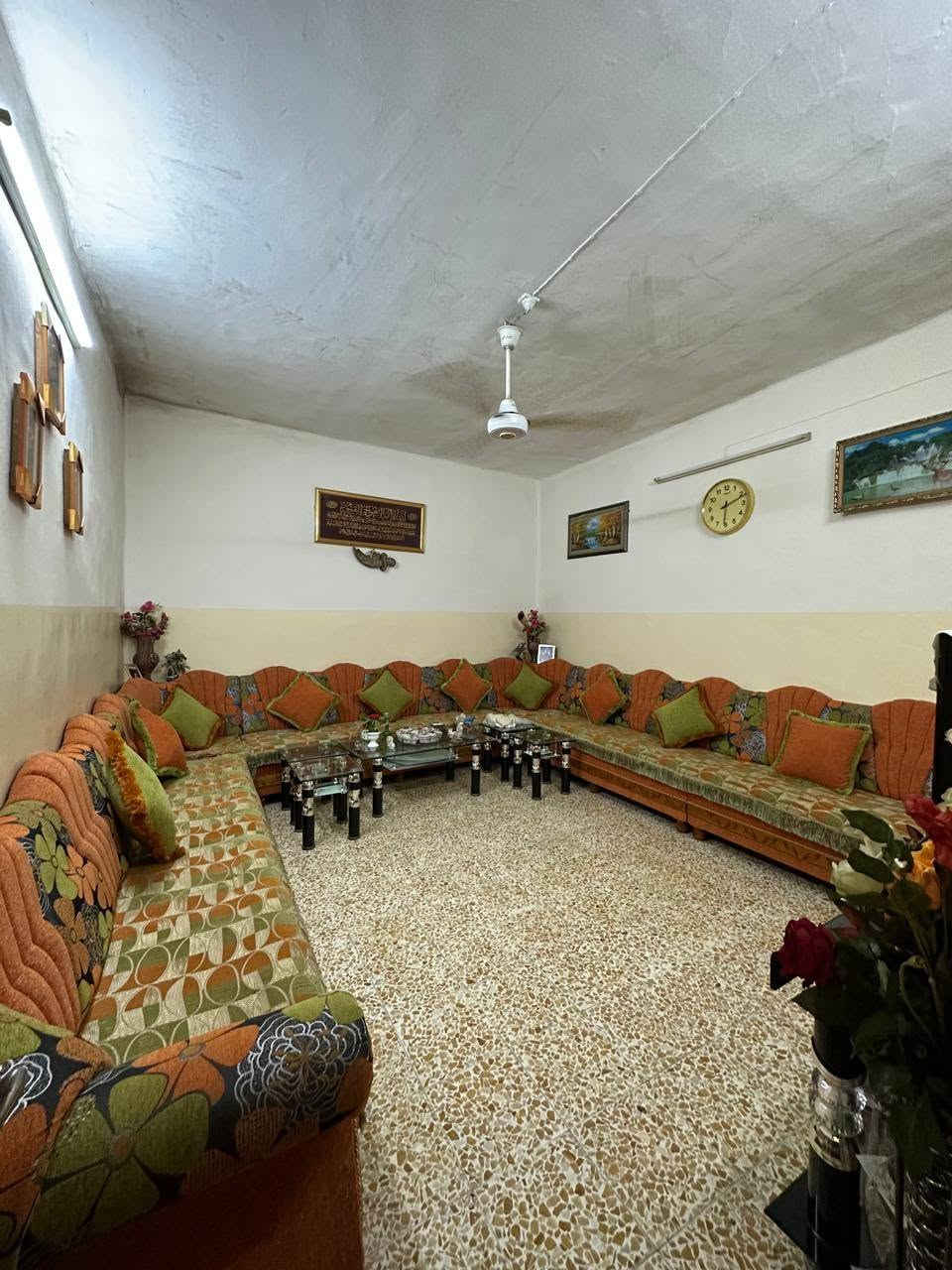🌸بيت للبيع في كراج الكوير🌸
🌸مساحة 200 متر واجهة 10 متر🌸
 ▫️سند طابو ملك صرف ▫️
البيت عبارة عن 

⚫️طابق الاول : 3 غرف نوم وهول ومطبخ واستقبال وصحيات و2 مخزن

⚫️طابق الثاني : غرفتين نوم وصحيات ومخزن 

 السعر  خاص 
الرقم ***********
