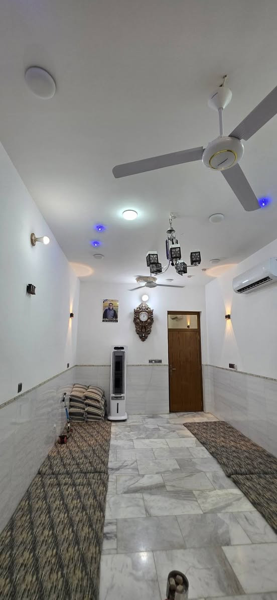 🏡 دار للبيع – طابو ملك صرف
📐 المساحة: 150 م²
💰 مطلوب: 35 إِسكان
📍 الموقع: العسكري – خلف محلات تقي
🏠 بناء حديث درجة أولى أرضية مرمر – طابقين 
🔹 الطابق الأول:
• غرفة نوم
• صالة
• استقبال
• مطبخ
• مجمع صحيات داخلي وخارجي
• طارمة
• حديقة صغيرة
🔹 الطابق الثاني:
• غرفة نوم
• صالة
• مجمع صحيات
📞 للاستفسار:
مراجعة مكتب عالم العقار في الجمعية مقابل الإطفاء
أو الاتصال:
📱 ***********
📱 ***********
#عندك_عقار_للبيع_فقط_راسلنا_اواتصل_وات_ساب
