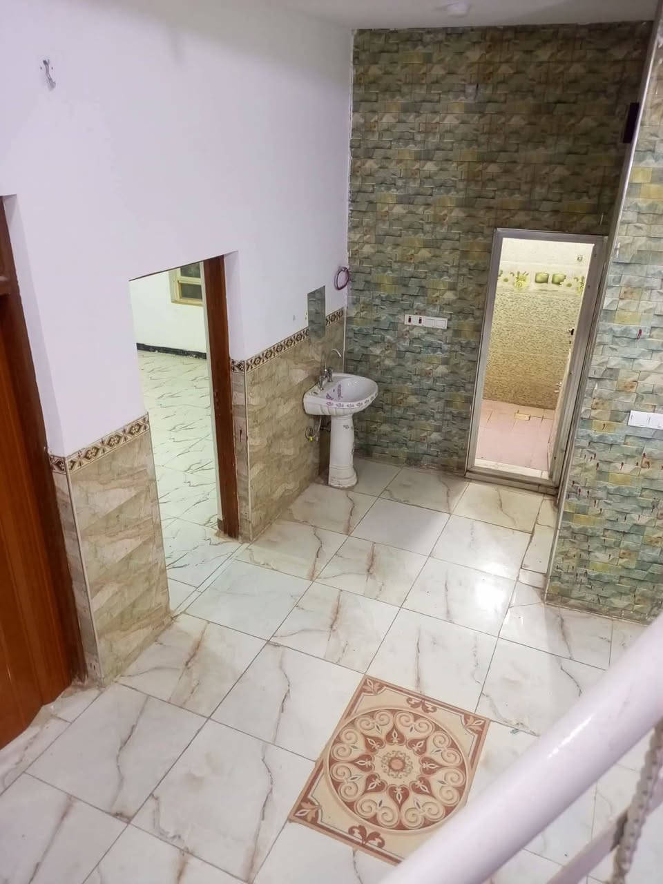 متوفر بيت🏛️ للايجار 130م بناء حديث
 بالتقيه الاولى طابقين
⚡ غرف نوم عدد 3 ⚡استقبال
 صاله 
 مطبخ ⚡صحيات ⚡
 🏵️🌿  
لاستعلام
***********📲
***********📲
📞علي الحبوري /ابو مهيمن

