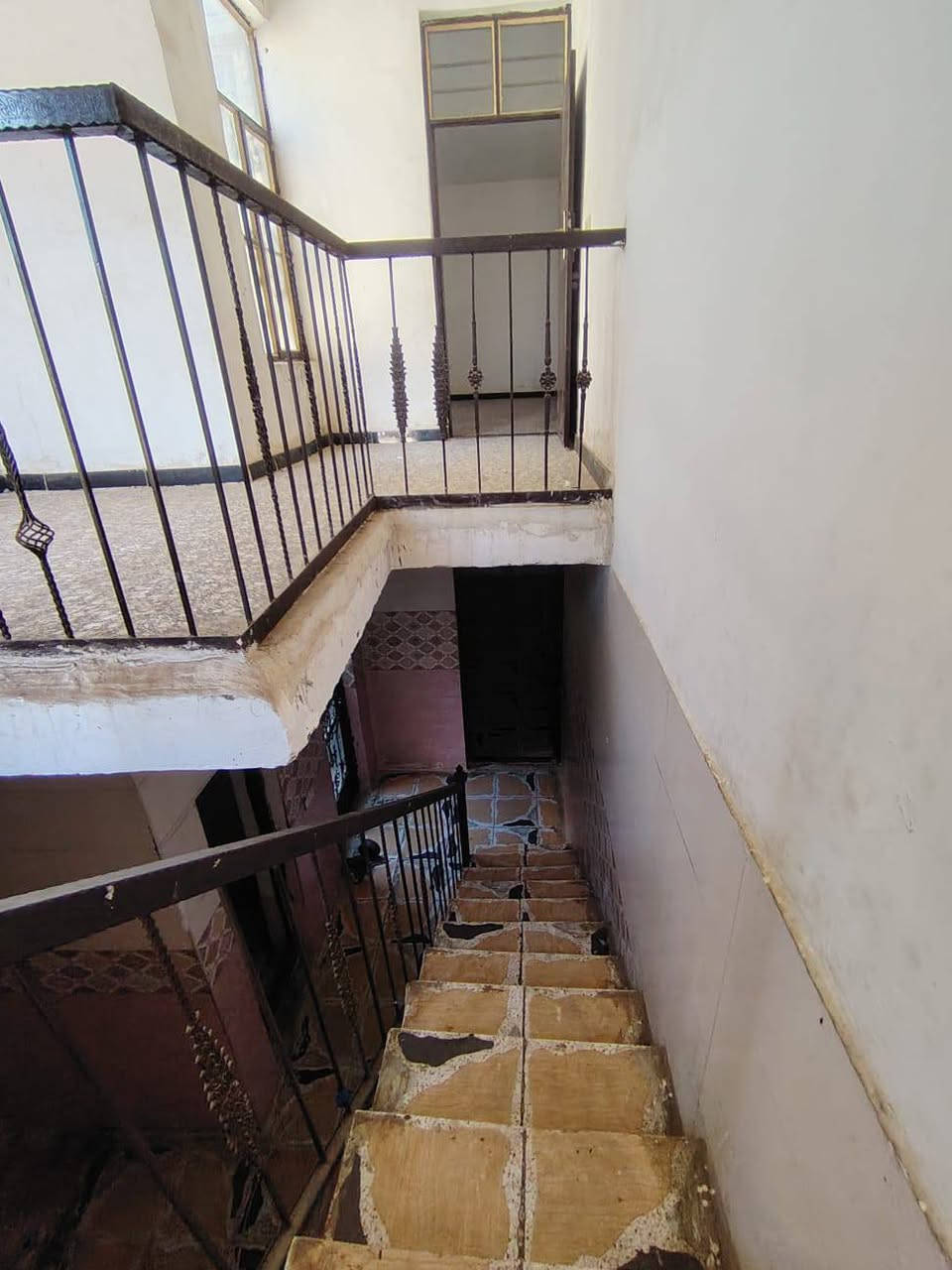 عليكم  بيت ١٠٠ متر ليجار  طابق و نص  ٢ غرف نوم و مطبخ و استقبال و منور و خدمات  البيت كاشي و سراميك كامل مكمل تانكي ماطور كيزر 
 و سطح 🌁 
العنوان بغداد الزعفرانيه شارع الكهرباء شارع سكلت ابو سعد الثانية  لستفسار اكثر اتصل  ***********
