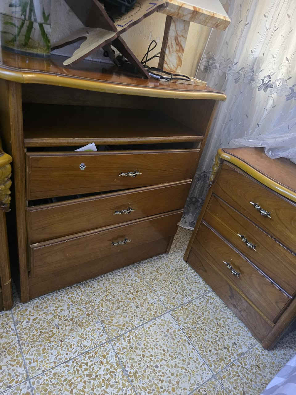 غرفة نوم عراقية طابقين ٦ ابواب خشب ثقيل يحتاجلها تصليح سكك المجرات وتصليحات بسيطة السعر ٧٥٠ وبيها مجال 
للتواصل واتس اب فقط ***********
