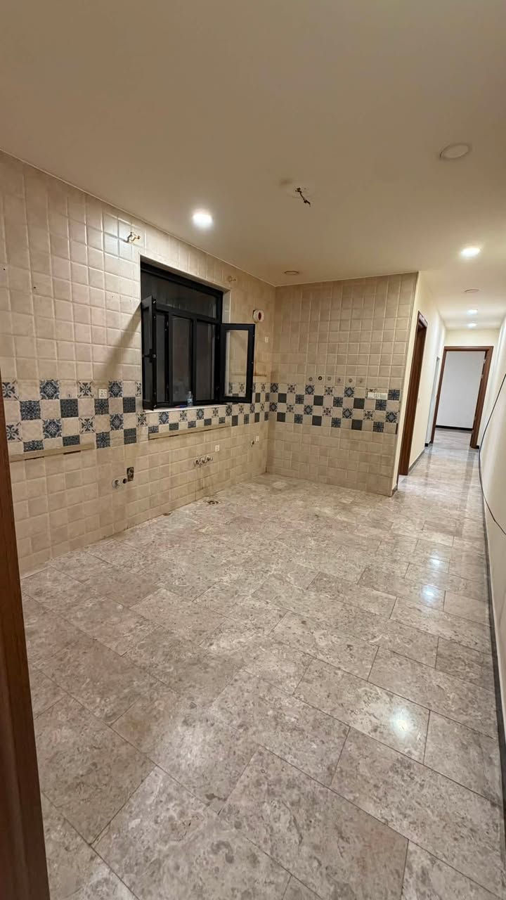 بمـشـتـمـل للإيـجـار ( مشتمل نضيف جداً ) (طابق اول )
📍 السيديه - الضباط - قرب شارع المركز 

🔷مساحه 150m
🔷غرفتين نوم 
🔷  صاله
🔷مطبخ 
🔷خدمات صحيه
🔷 سعر : 700 الف قفل 
______________________________________

‎للاستفسار اكثر : ***********
