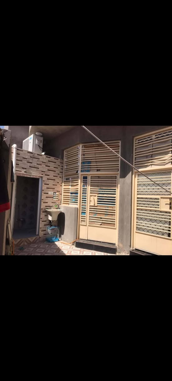 بيت للبيع 🏘 بناء حديث📍حر ممطلوب 
حي الزهراء خلف مظيف الرواجح مساحته 100م واجه 6.5
ونزال 15
يحتوي البيت 
✨غرفه نوم 
✨مطبخ 
✨وصاله 
✨وستقبال 
✨صاله مفتوحه ع الاستقبال 
✨صحيات داخليه غريبه 🚽
✨صحيات خارجيه شرقيه 🚽
✨بيتونه 
✨نظام كهرباء ومي ومجاري درجه اولى
✨مكان للقناني والماطور مخفي 
اي استفسار 
خاص مفتوح
***********
