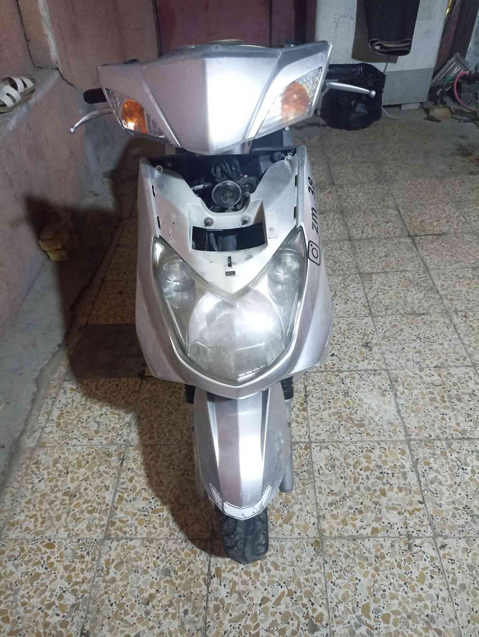 سلام عليكم
سكنس فحل كلش نضيفه مثل متشوفون  
كهربائيات  كله شغاله 
اوراق كامله 
سعر,350 وبيه مجال حك الجيه
طفت وديته المصلح كالي ولفات
اني ابيعه كايمه
***********

نص مكتوب في الصور:
- @_zm_38