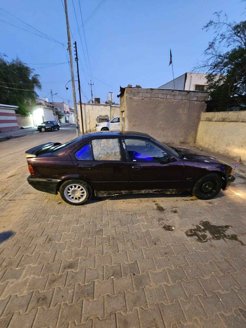 شباب السلام عليكم شباب سياره بي ام اي 36 للبيع موديل 1992 ماكينه سته سلندر مسكر السياره رايدينها بالصبغ جماليه حداديتها 50% تبريد رايده بس كمبريسر كل غراضه كامله بيع مستعجل ومحتاج السعر 40 ورقه وبمجال مكاني البصره يريد السياره يتواصل على هذا الرقم واتساب  ***********  السياره رايدينها نوع بسيطه سياره كلش حلوه للتنويه توني شاد ماكينه

نص مكتوب في الصور:
- صارحتني العمر خلصان كاني نارع بسكنه
- @lAfr0