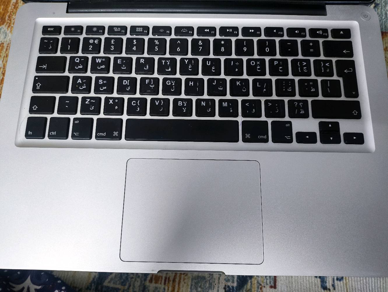 📢 للبيع: لابتوب أبل ماك بوك برو (MacBook Pro 13-inch - Mid 2012) 💻✨
لابتوب أوريجينال وقوي من أبل، خامة ألمنيوم متينة جداً وممتاز للدراسة، التصفح، والعمل اليومي.
🔹 المواصفات الفنية:
المعالج: Intel Core i5 بسرعة 2.5GHz (مع Turbo Boost يصل لـ 3.1GHz).
الذاكرة (RAM): 4GB DDR3 (قابل للترقية بسهولة حتى 16GB).
التخزين: 500GB HDD (قابل للترقية إلى SSD).
الشاشة: 13.3 بوصة ناصعة بدقة HD.
كارت الشاشة: Intel HD Graphics 4000.
المنافذ: USB 3.0، Thunderbolt، قارئ كروت SDXC، ومحرك أقراص CD/DVD.
🛠️ حالة الجهاز والملاحظات:
الحالة العامة: نظيف جداً، والشاشة واللوحة الأم وكل القطع الداخلية تعمل بكفاءة عالية.
الملاحظة الوحيدة:القاعده صايره عليهه املاح(MagSafe Port) فقط. (ملاحظة: قطعتها منفصلة ورخيصة المتوفر بالسوق وسهلة التبديل لهذا الموديل).
الملحقات: الشاحن الأصلي (MagSafe 60W 

ويحتاج براغي اربعه للقاعده 

السعر 80 الف رقمي (***********)
العنوان بغداد