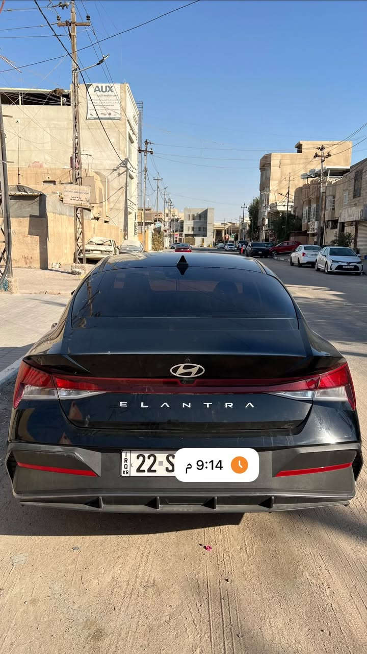 النترا 2024 وارد امريكي 
محرك 2000 دوش 
بصمة ورادار امامي خلفي مانع انزلاق نظام نقطة عمياء حساسات360 
مثبت سرعة 
تحديد مسار 
شاشة كبيرة متصلة 
حساسات اطارات 
وبعد هواي مواصفات 
فول بدون فتحة 
حدادية سليمة100‎%‎ 
حادثها بامريكا بنيد مبدل 
السيارة قبل 3 ايام نضرب بيها الباب والجاملغ ضربه كلش خفيفة 
السعررر 138 وبيها مجال بسيط 
للتواصل ***********

نص مكتوب في الصور:
- 9:13 م
- 9:14 م