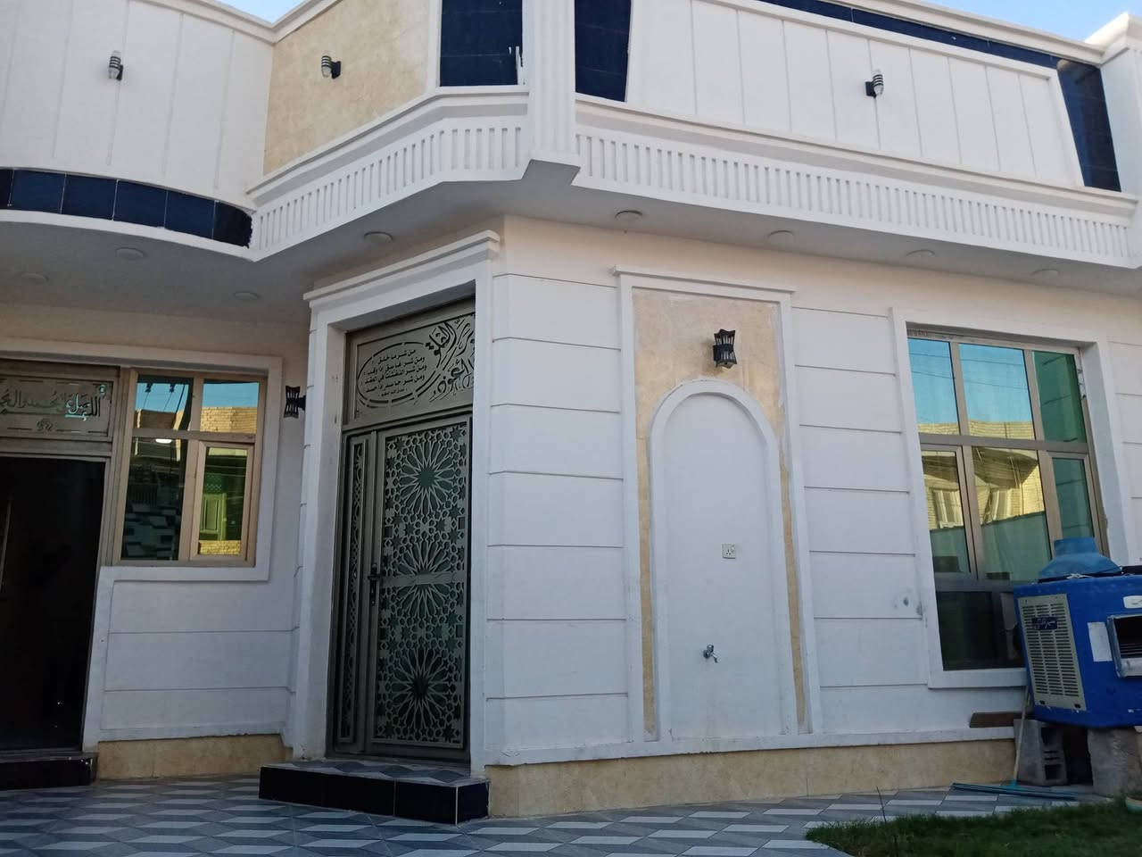 السعر125
 بيت مساحة 250م طابو صرف سنة البناء2025م
يتكون من غرفتين نوم وصالة واستقبال ومطبخ وصحيات خارجية وداخلية وكلدور ومناور وكراج سيارة بناء حجر وسمنت العنوان الرمادي 5كيلوحي الزيتون الأولى  تواصل واتساب *********** ابو مصطفى
