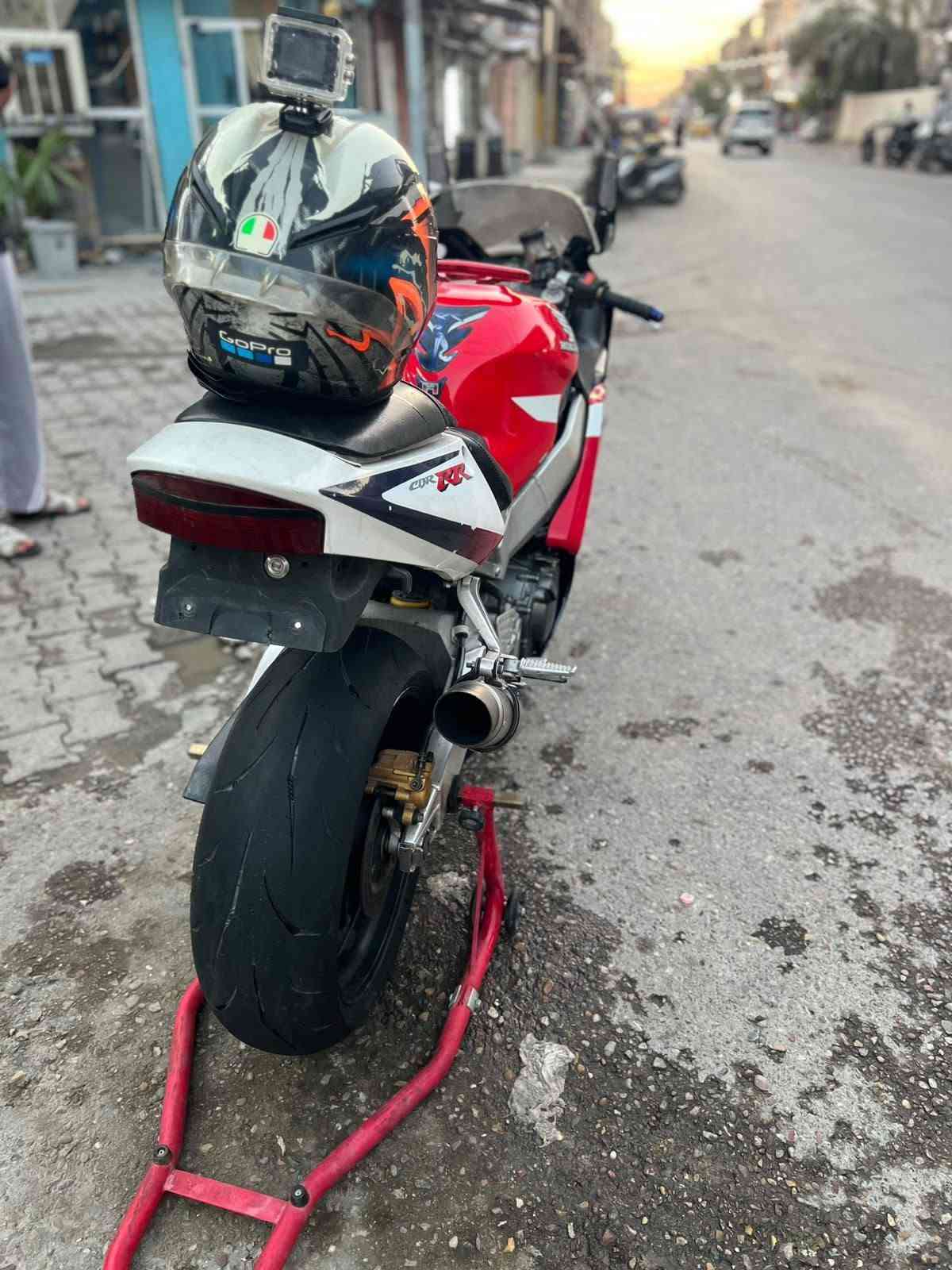 السلام عليكم للبيع cbr929 دراجة كاملة نضيفة مفتوح كور مبدل كازكيت فقط مكان بغداد ساحة عدن سعر مليونين و٧٥٠ بيهة مجال او مراوس بي سي اكس***********
