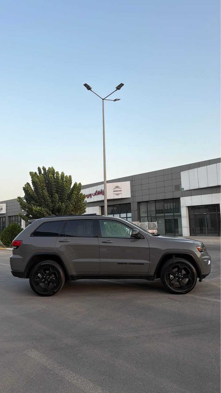 ***********
Jeep grand Cherokee 
مۆدێلی 2021. بلاک تۆپ - دەرگا کارەبای شە فت - کوشن هیتەر و کارەبای - سوکان کارەبای - سێ ڕادار - شەغال- ئۆتۆ ستارت - لایت لید - 69 هەزار مایل ڕۆیشتووە - دوو پارچەی بۆیاغە بێ ناوگرتن و بێ ئێرباگ ڕەسمی سۆنەریم داناوە 
ژمارەی شاسی 1C4RJFAG4MC810044 السليمانية, العراق
