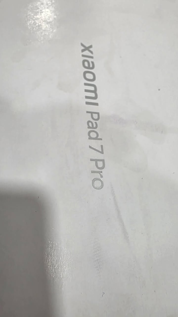 و ما ادراك ما برو يعني احترافي
*********** 

أهم المواصفات
المواصفة
Xiaomi Pad 7 Pro
المعالج
Snapdragon 8s Gen 3، تصنيع 4nm
الشاشة
11.2 بوصة
الدقة
3200 × 2136 — 3.2K
التحديث
144Hz
السطوع
حتى 800 nits
الألوان
12-bit / حوالي 68 مليار لون + DCI-P3
RAM
8GB أو 12GB
التخزين 256GB
الذاكرة
LPDDR5X
التخزين
UFS 3.1 للـ128GB، وUFS 4.0 للنسخ الأعلى
الكاميرا الخلفية
50MP
الأمامية
32MP
البطارية
8850mAh
الشحن
67W
السماعات
4 مكبرات + Dolby Atmos
النظام
HyperOS 2
Wi-Fi
Wi-Fi 7
USB
USB 3.2 Gen 1
الوزن
500 غرام
السماكة
6.18 ملم
البصمة
جانبية
 الأداء
المعالج Snapdragon 8s Gen 3 قوي جدًا، والـ144Hz مع شاشة 3.2K يخلي الجهاز ممتاز للألعاب والمشاهدة وتعدد التطبيقات. شاومي تذكر نتيجة تقارب 1.53 مليون على AnTuTu v10 في اختبارات مختبراتها، مع اختلاف النتائج حسب ظروف الاختبار. 
 البطارية
بطارية 8850mAh مع شحن 67W، وشاومي تذكر إمكانية الوصول إلى 100% خلال حوالي 79 دقيقة في ظروف الاختبار الخاصة بها.
يدعم القلم و الكيبورد
 ملاحظة:
1. الايباد جديد ما مفتوح فقط مفتوح الكارتون مع كامل الملحقات عدا الكيبورد و القلم لان اصلا ينباعن مفرد.
2. الايباد النسخه الصينيه ما بيه لغة عربية لكن انا معربه فقط قوائم الاعدادات بالانكليزي و الباقي كله عربي طبيعي و جميع خدمات غوغل متوافرة بيه و تشتغل بشكل طبيعي
3.السعر قابل للتفاوض بالمعقول.
