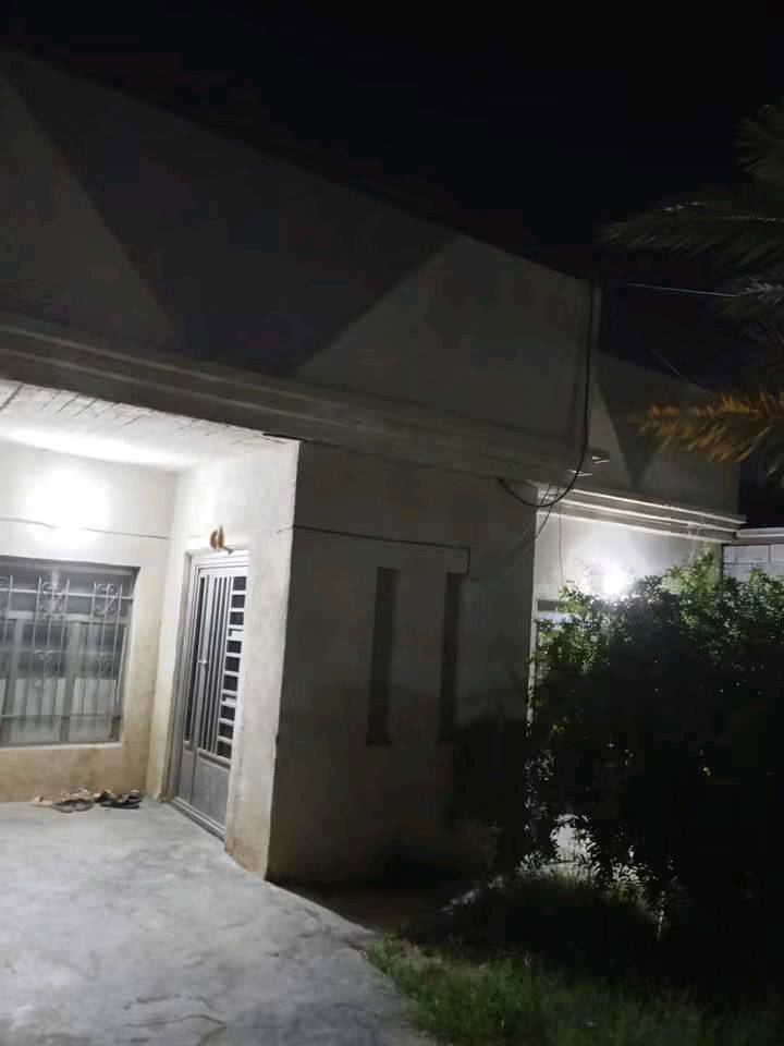 بيت للبيع جسر ديالى منطقة الاعريفيه 
مساحه البيت ٢٤٠متر
طرمه وحديقه وخمام خارجي
غرفتين نوم
استقبال 
مطبخ
وصاله ومنور وره البيت 
سطح شتايكر كامل بناء طابوق
الاستفسار خاص