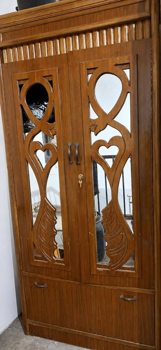 غرفة نوم مستعملة نضيفه خمس قطع داخل وخراج صاج السعر ٥٠٠  للاستفسار واتساب *********** عنوان الحصوة الحولي
