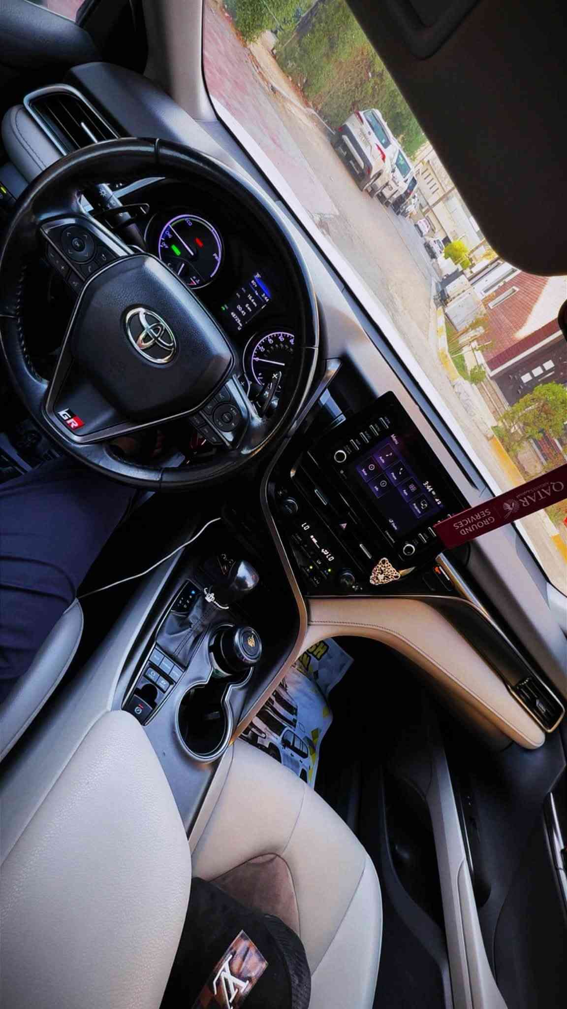السلام عليكم كامري 2021 هايبرد ماشيه 48 SE مواصفاتها بس بدون فتحه كشنات جلد وكهرباء  تخم تايرات ياباني خليتلها ودهن ارقى نوعيه اديرلها فولترونك الماني امريكيه حادثها جاملغ خلفي وراجع بارد بدون صبغ جوه الرقم فقط اكو صبغ رقم بغداد ب اسمي  بدون لا رصعات ولا خدوش وين متاخذها سونر عادي وبيها سونر هيه الصور كلها مرفقه . سعرها ١٩٣ ورقه وبيها مجال بسيط جداً . مكاني بغداد زيونه ***********
***********
