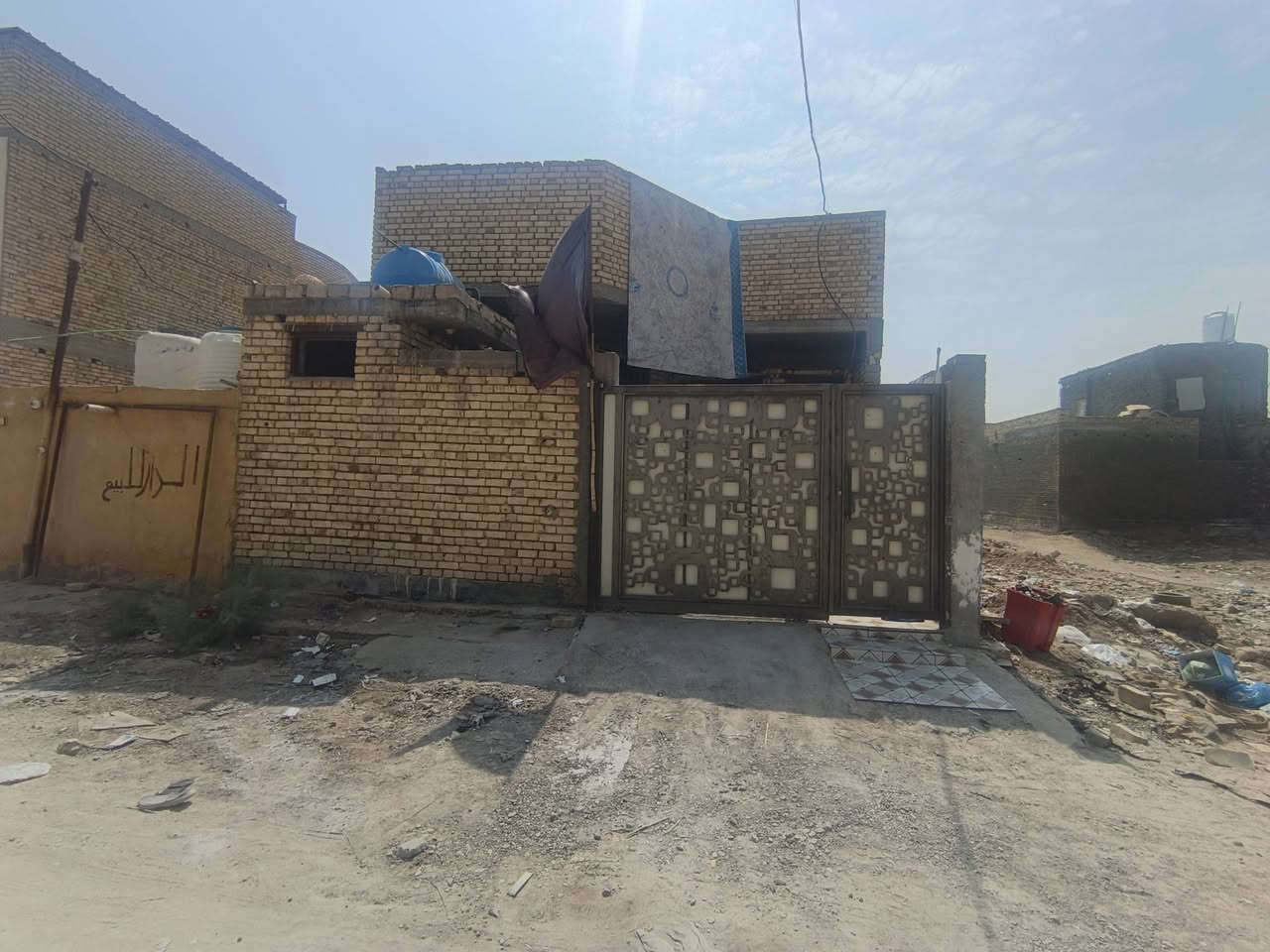 سلام عليكم بيت م150 غرفتين وصاله واستقبل وصحيات داخليه وخارجية يبعد عمن المستشفى التركي 800متر سعره 95وبي مجال *********** واتس واتصال

