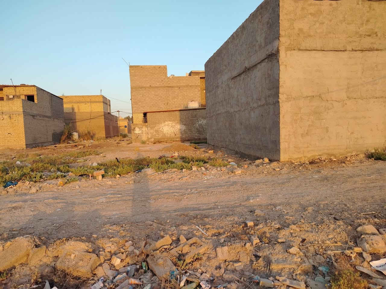 السلام عليكم قطعة ارض للبيع في  منطقه الكرغوليه؛

الموقع :   قرب مدرسة المسار الحكوميه على الشارع الرئيسي للمدرسه.

المساحه الكليه : ٣٠٠ متر مقسمه على قطعتين الاولى مساحتها ١٩٣ م( الواجهه ١٠ امتار و النزال ١٩.٣٠م) وتقع ع الشارع الرئيسي للمدرسة
والثانية مساحتها ١٠٧ م( الواجهه ٥.٥م والنزال ١٩.٤٠م) وتقع ع الشارع الفرعي
علما انها ملاصقه للقطعه الاولى تكون ع شكل حرف L

الخدمات : توجد فيها ماء وكهرباء وتبليط

الوضع القانوني : زراعي سند ٢٥ وتحتوي ع اقرار محكمه قانوني ومضمون

السعر : القطعة الاولى ٥٠مليون
القطعه الثانيه ١٨ مليون
تباع كامله اوحسب التقطيع علما ان السعر قابل للتفاوض.

للاستفسار الاتصال على الرقم ***********
