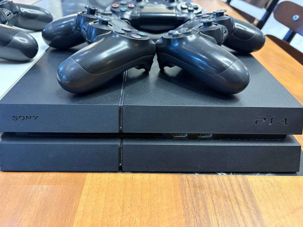 السلام عليكم.. ps4 فات عدد اثنين
تحديث 14:00 مامهكرات والاجهزة مفتوحة 
مع 6 يدات تحكم 
السعر 450 الف الجهازين
متواجد على الماسنجر.. او الاتصال ***********
مكاني واسط/الكوت 
توصيل متوفر شركة الوسيط
