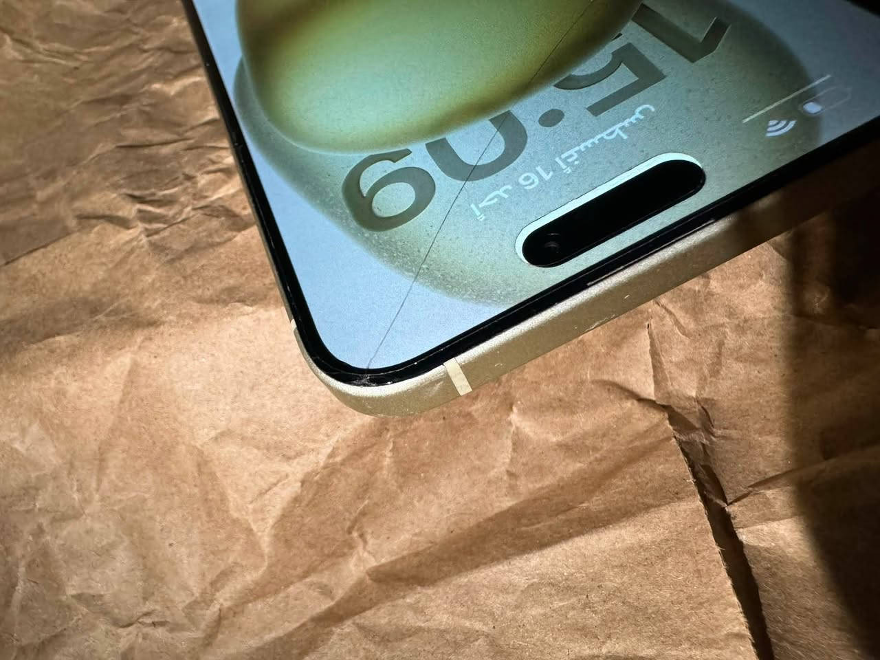 📱 **آيفون 15 بلس | iPhone 15 Plus** ✨
💰 600 ألف
📍 بغداد - البياع

━━━━━━━━━

🔸 شاشة 6.7 إنش |  وضع شركة
🔸 ملاحظة بسيطة: فطر خفيف بالجلاس (بالصور)
🔸 بطارية 100% + كاميرات ممتازة
🔸 آيكلود حر بالكامل — فرمتة وتحديث طبيعي
🔸 الشريحة الإلكترونية مقيدة فقط — باقي الاستخدامات طبيعية 100%
🔸 كفالة عامة + مكفول من السرقة

━━━━━━━━━

💰 **السعر: 600 ألف — قفل من الآخر** ❌
📞 ***********

