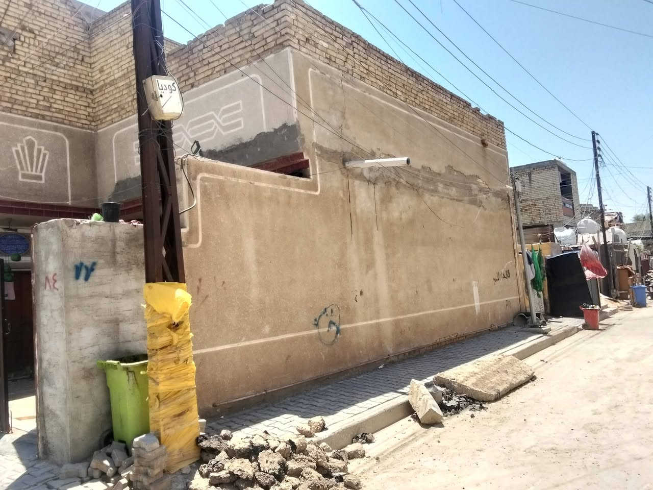 السلام عليكم بيت للبيع مساحة 110مربع ركن في منطقت الحسينية شارع الخدمات قرب المستشفى التركي وقريب أيضاً على المدرسة الايرانية الطابق الاول متكون من غرفتين +مطبخ+استقبال+حمام داخلي وخارجي +ترك الطابق الثاني متكون من غرفتين وبيتونة البيت مجهز ب كامل مجاري مياه خير من الله كلشي ما ناقصة اي استفسار أخر يرجو التواصل عبر الأرقام الأتية 
(‏‪‏‪( 772 671 6687‬‏
(***********)

