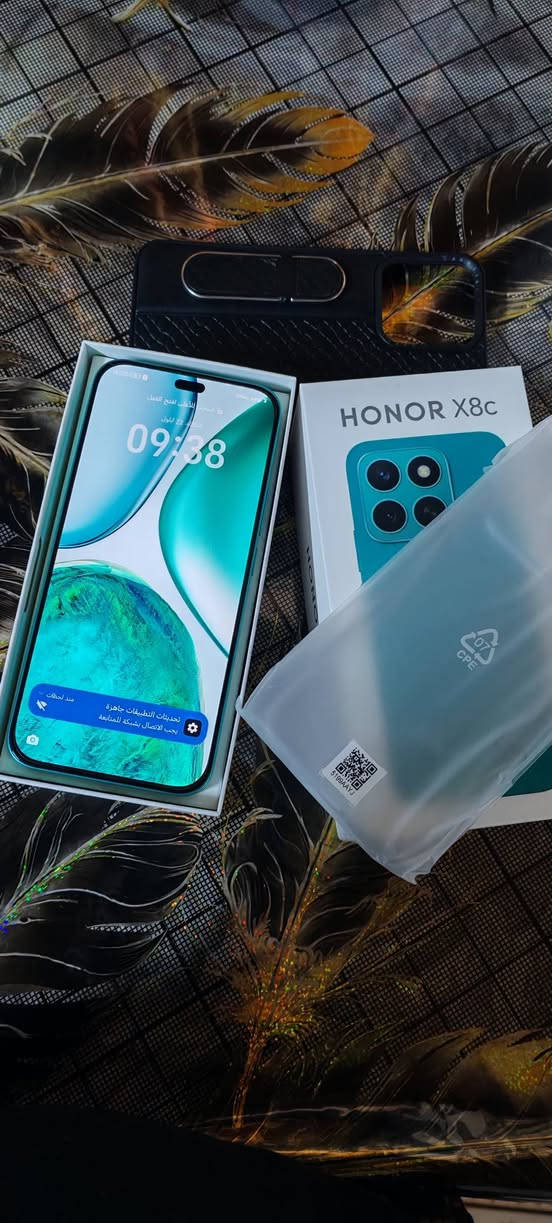 ألسلام عليكم للبيع 
HONOR X8c  

✅ الشاشة: OLED بحجم 6.7 بوصة، دقة 2412×1080، وتردد 120Hz.

✅ المعالج: Qualcomm Snapdragon 685 بدقة تصنيع 6 نانومتر.

✅ معالج الرسوميات: Adreno 610.

✅ الرام: 8GB، ويدعم توسيعها افتراضيًا حتى 16GB (8+8).

✅ التخزين: 256GB 

✅ الكاميرا الخلفية: مزدوجة 108MP + 5MP، والكاميرا الرئيسية تدعم OIS للتثبيت البصري.

✅ الكاميرا الأمامية: 50MP مع إضاءة للسيلفي.

✅ تصوير الفيديو: حتى 1080p@30fps.

✅ البطارية: 5000mAh.

✅ الشحن: سريع بقوة 35W.

✅ النظام عند الإطلاق: Android 15 مع MagicOS 9.0. 

✅ مقاومة الماء والغبار: IP64.

✅ الوزن: حوالي 174 غرام.

✅ السماكة: حوالي 7.12 ملم.

✅ البصمة: قارئ بصمة تحت الشاشة.

✅ الشبكة: 5G LTE وليس 4G

***********
