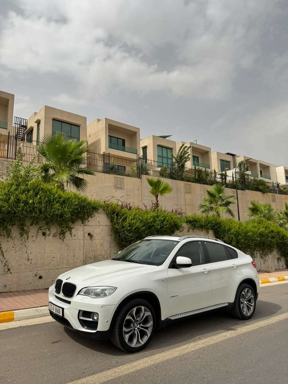 Bmw x6 35i 2014
سفری شەریکەی عروشە
دەعامی بۆ دەعمی بەشەرت
۸۳هەزار کم رۆشتوە هەقیقی
فولل موسەفاتە 
گیرو مەکینەی بەشەرت برغووی بانەدراوە
کوشن کارەبا
کامیرا
دەگا سەحب
پەردە
شاشەی دواوە
سلایت
*********** 
سیعر:۱۹۸ گەڵا
