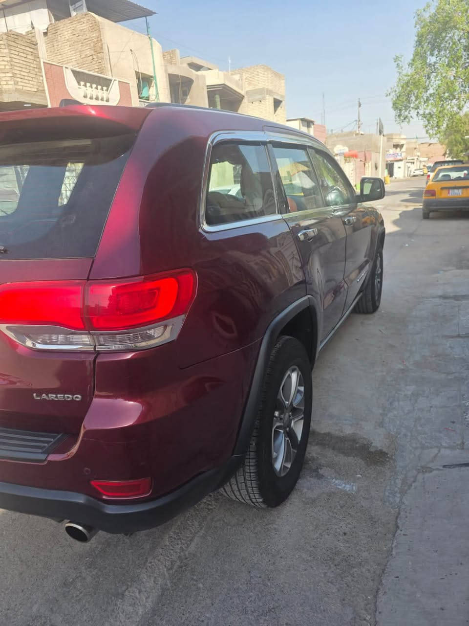 السلام عليكم
� للبيع جيب لاريدو 2018 🔥🔥

🚙 لاريدو 4×4
⚙️ مكينة 3.6 Pentastar V6
💪 295 حصان
⚙️ قير أوتوماتيك 8 سرعات
⛽ بنزين
🔘 دفع رباعي 4×4
💡 ليد أمامي
🔹 حساسات خلفية
🔹 كاميرا خلفية
🔹 شاشة وسطية
🔹 تحكم ستيرن
🔹 مثبت سرعة
🔹 تشغيل ودخول بدون مفتاح
🔹 ABS + مانع انزلاق + تحكم بالثبات
🔹 5 ركاب
🔹 جنطة خلفية واسعة

✨ لون خمري مميز
✨ شكل سبورت ومرتب
✨ سيارة عائلية وقوية 

السيارة كلش نضيفة وجديدة
كلشي موضح بالسونار بالصور 

السعر :185 وبيها مجال بسيط للطيبين.

للاستفسار الاتصال على الرقم : ***********

