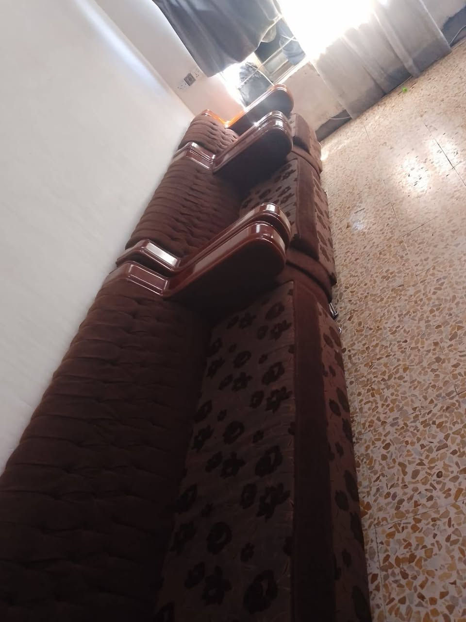 السلام عليكم للبيع سيت قنفات نضيف العدد خمسة قطع الون بني غامق ملكي اليدات خشب الون جوزي التصميم كلاسك ،راقي السعر 350  وبي مجال الكان بغداد حي الرئاسة الرقم للتواصل  ***********
