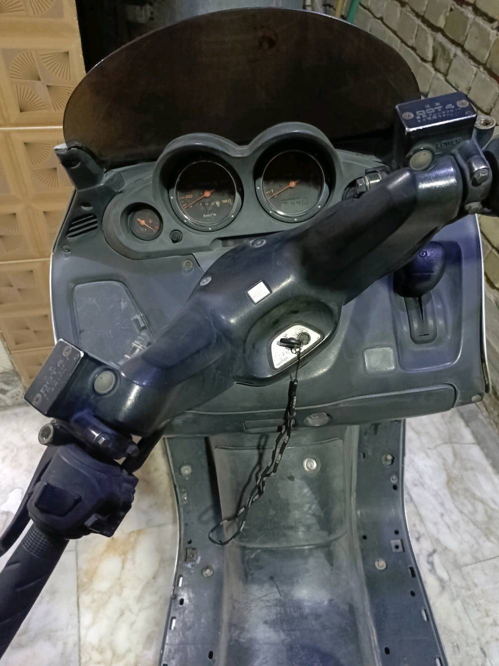 فورزة 06 MF
كابريتر بيها كازكيت 
و جوين مال راديتر 
كسر بالكڤر بالصورة فوك
الدراجة هاي وضعيتها 
الدراجة شغالة 

اذا شراي اتصر و نتوالم على السعر الي يرضيك
و ترهم مراوس بدراجة نظيفة وتراهم على الفرق
***********