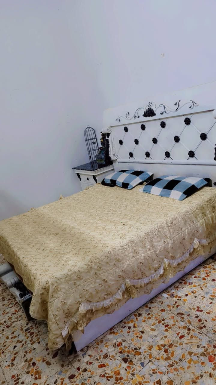 غرفه كامله مكانها الحمزه الشرقي ب550بيها مجال واتساب ***********
