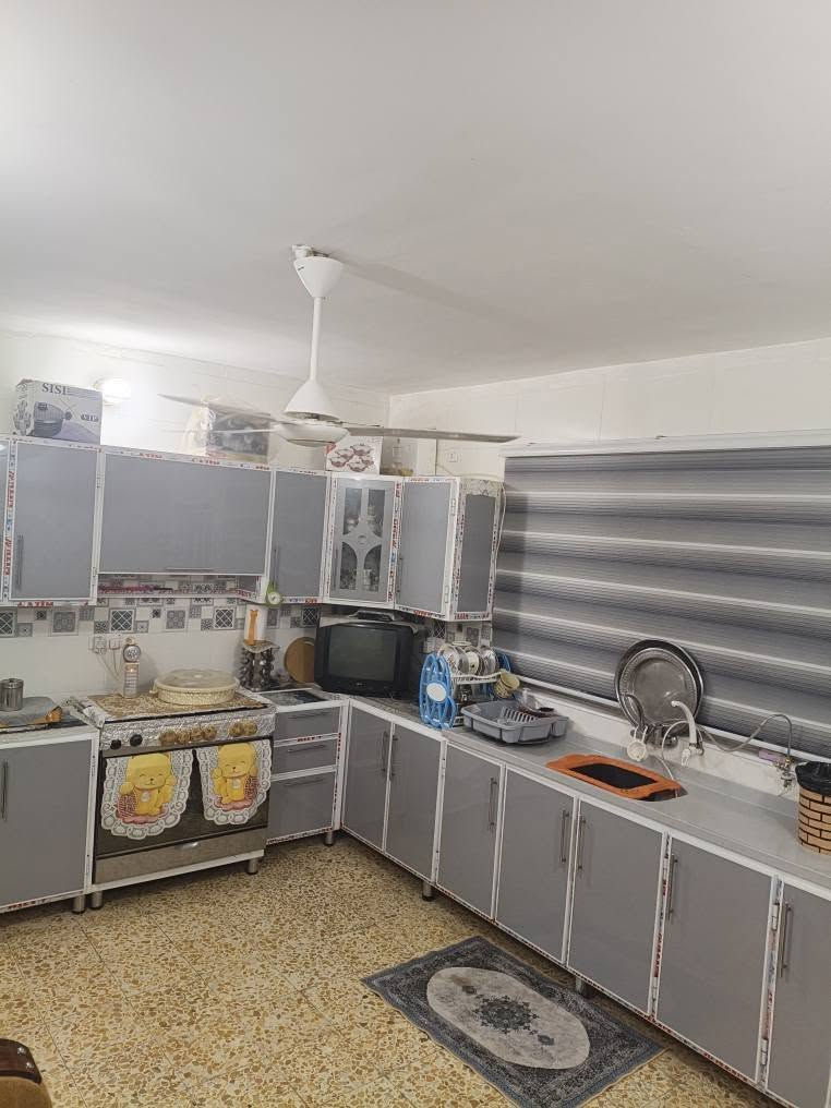 بيت للبيع طابقين مع مشتمل مستقبل
المساحه 200 م بناء جديد  
مكون الطابق الأول  غرفين استقبال و صاله و مطبخ 
وحمامات عدد2. شرقي وغربي
الطابق الثاني صاله و غرفتين وحمامات

منطقه حي السياسيين قرب جامع السياسيين 
مقابل ساحه
مشتمل مكون من غرفه و مطبخ وحمامات غربي وشرقي

السعر على الخاص
الاتصال والاستفسار 0770091273 عمارة, ميسان
