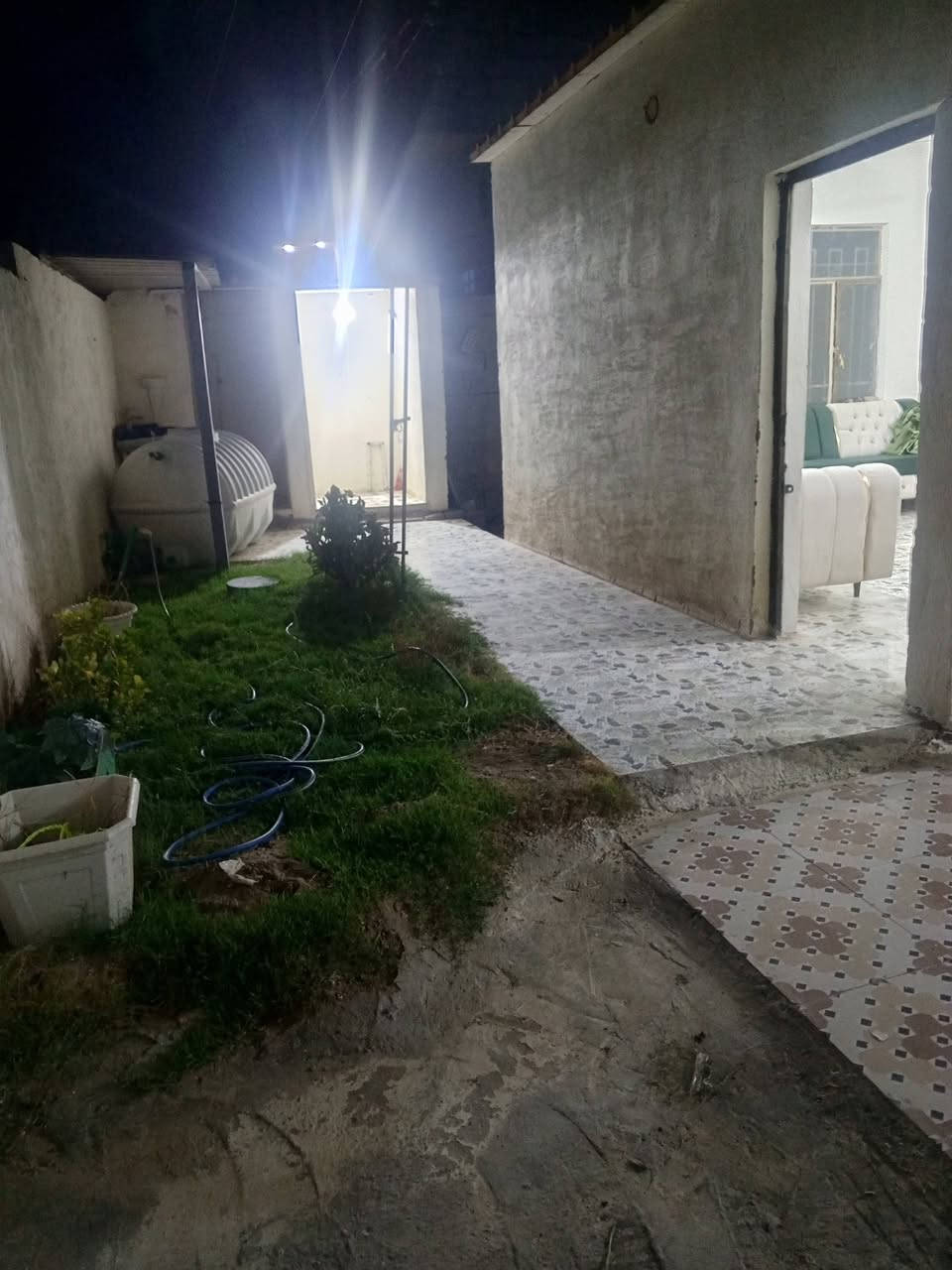 سلام عليكم بيت للبيع م 250 قرب محطة الشيخ شارع متنبي ،،***********,,,,,,***********
