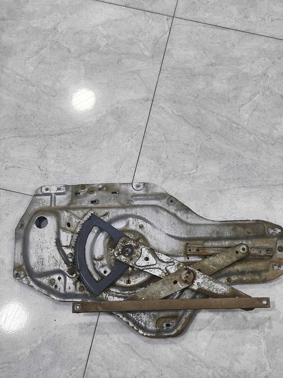 سلام عليكم حبايب عندي ذني الغراض مال باب السايق مكينة وضفيره وبطانه وجامه ملاحظة الضفيره خليجي والبقية وارد امريكي  واي استفسار موجود عل خاص وهذا رقمي *********** مكاني بغداد

