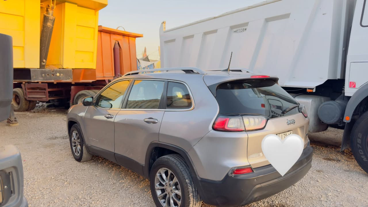 سلام عليكم للبيع او مراوس جيب شيروكي ( بزون ) لاتتيود2019
محرك V4 2400
مواصفات
لايت عدسة زنون - شاشة - كاميرا - شاشة اعطال
-باقي مواصفات الجيب معروفة
محرك وكير بلاديات بدون فتح
رقم نجف انكليزي جديد وسنوية مجددة السيارة حرة بإسمي تحويل بأي وقت
السيارة من امريكا  حادثها فقط طرف البنيد وطرف الجاملغ و ضربة بالباب الخلفية ضربة بسيطة 
للتواصل *********** متواجد واتساب وخط
