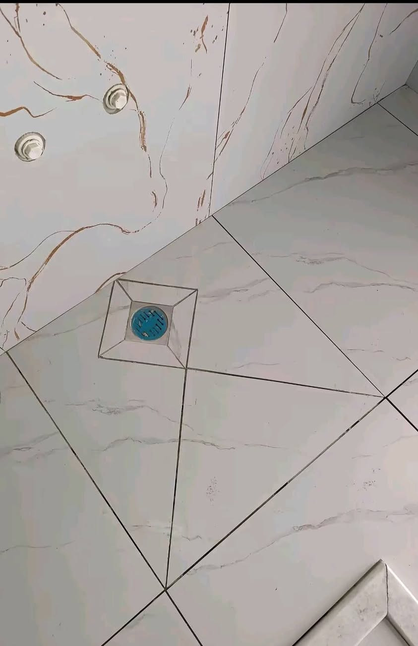 شغل سيراميك ارضيات جدران متفرغ حالين بالموصل شغل على مستوه 0771981136واتساب أو تصال ***********
