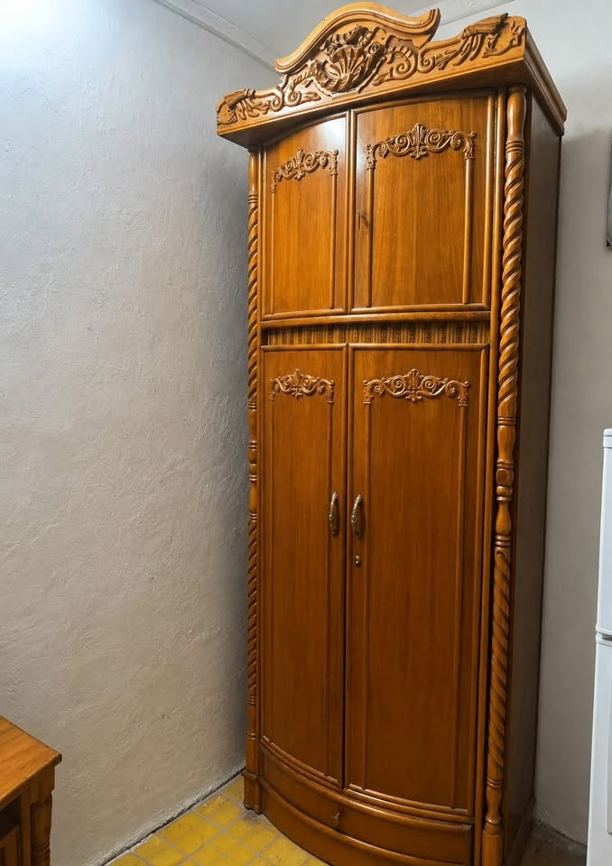غرفة نوم صاج مستخدمه السعر ٨٠٠ وبيها مجال بسيط للتواصل ***********واتياب
