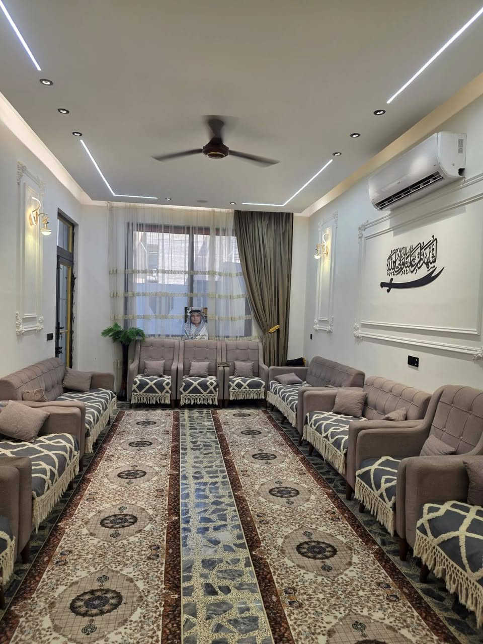 السلام عليكم بيت لبيع بل الرواد  الحاكيه قريب على شارع 5 كيلو المساحه 150 متر واجهه 7,50 نزال 20 بناء فول يحتوي على 6 غرف واستقبال و3 صحيات  ومطبخ وحولي 2الأساس رفت  بناء 2026 فول علما المنطقه كامل خدمات فقط تبليط عن قريب  الاستفسار الاتصال أو واتساب ***********
